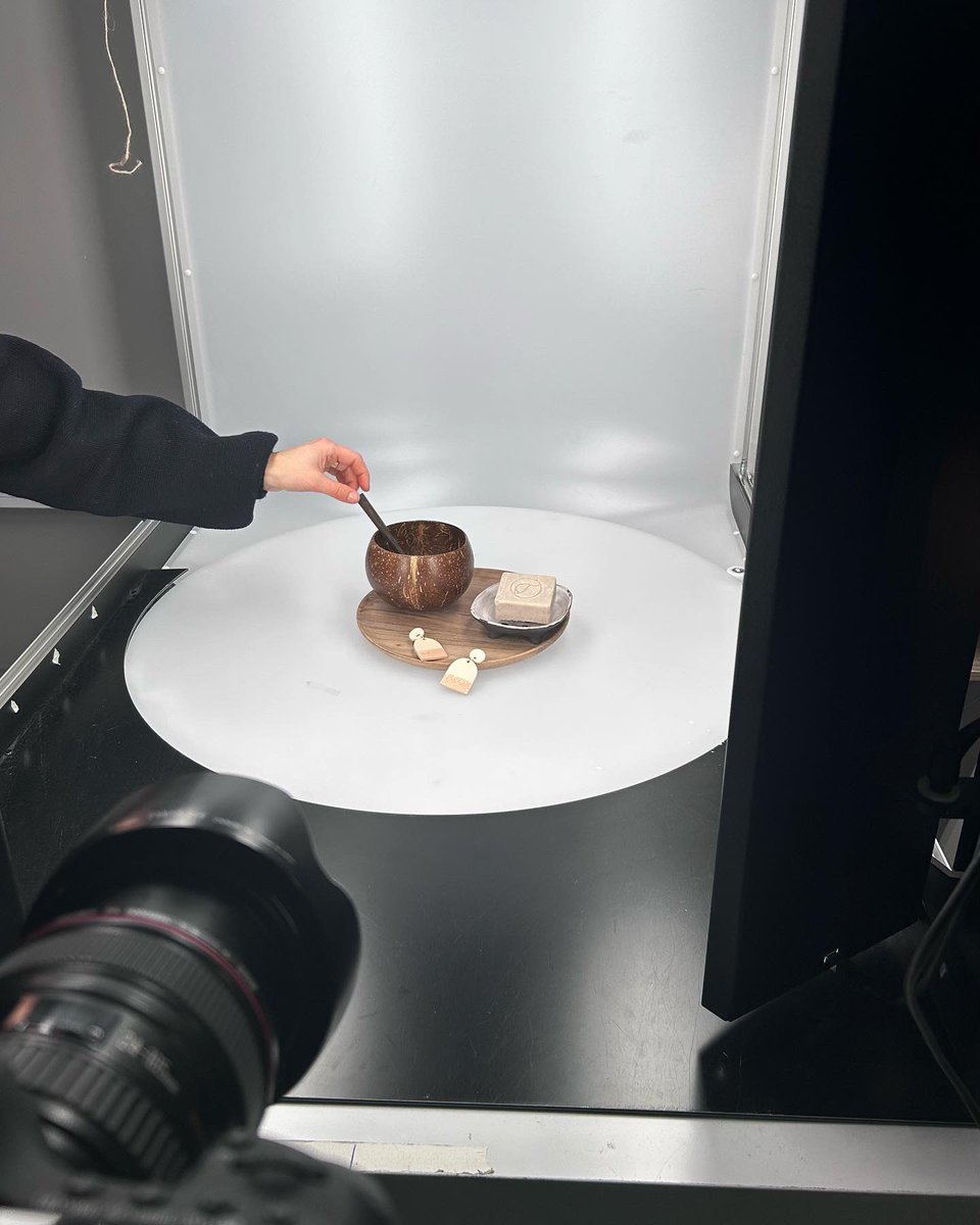 Muotioikeus's tweet photo. Pääsimme viime viikolla innostavalle ja käytännönläheiselle vierailulle valokuvastudio Stoodiolle, jossa opimme tuotekuvien ottamisen lisäksi mm. stailausta, sommitelmien tekoa ja mallin ohjaamista. Kiitos vielä Stoodio, Inna Tähtinen ja Kaarna Living inspiroivasta illasta! https://t.co/nXleBGYVI8