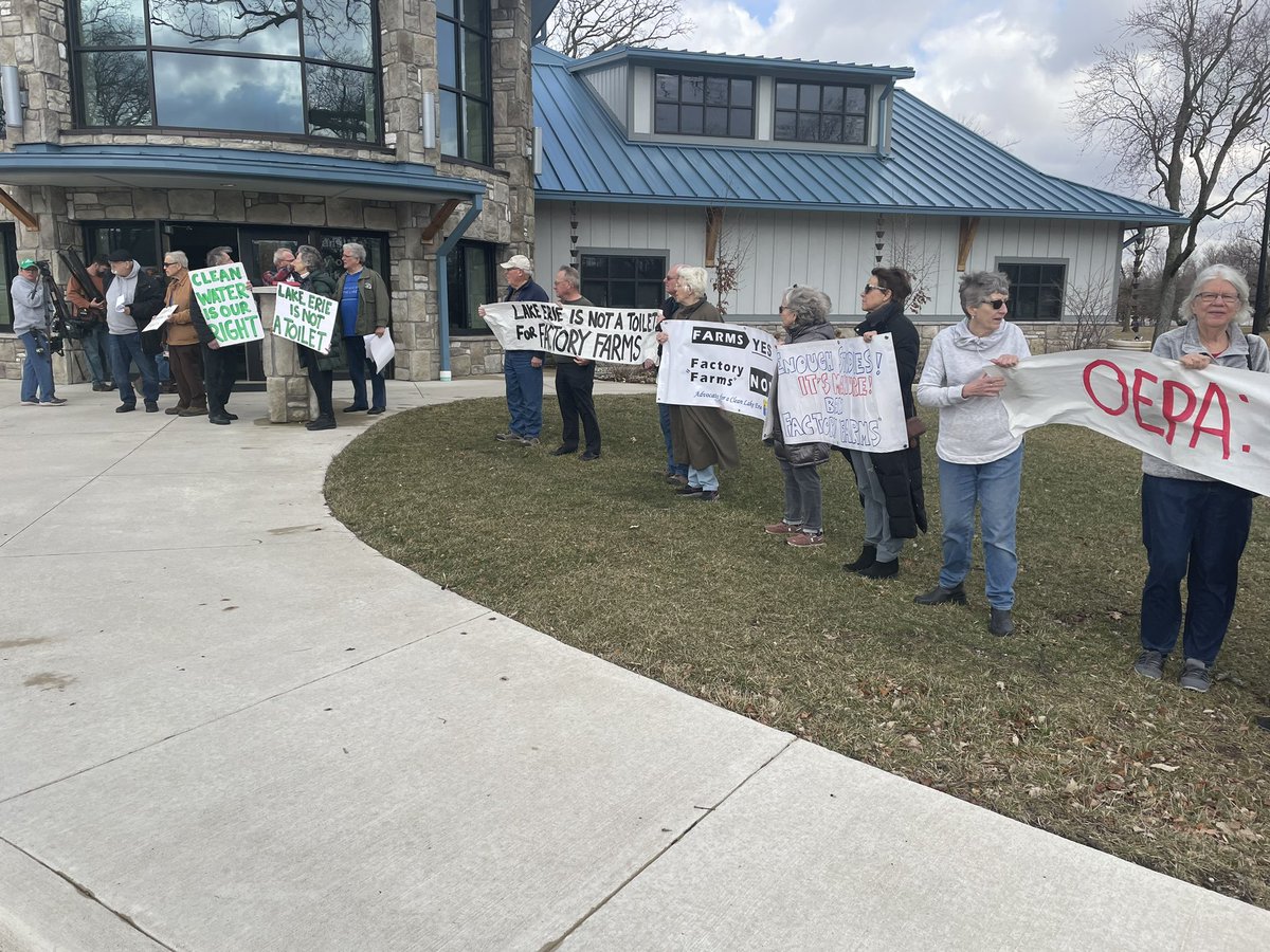 Shaun_Hegarty's tweet photo. Public hearing about to begin in Bowling Green about the total maximum daily load of phosphorus draft report in the Maumee River watershed #13abc https://t.co/8cTOHhN2et