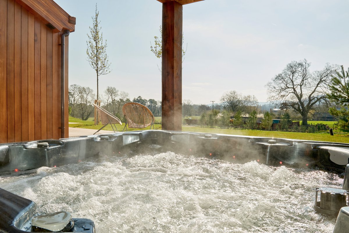 Turn small moments into big memories here at Bryn Tanat Hall. ✨ 

If this looks like your kind of luxury, then don't hesitate and book your stay!

Head to our website: bryntanat.co.uk/kowloon-park-l…

#BrynTanatHall #HotTub #KowloonPark #Relaxation