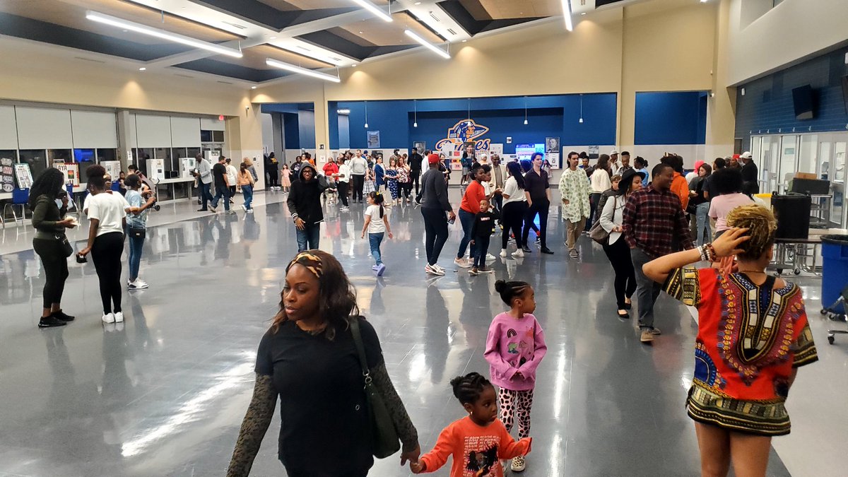 RoderickKing01's tweet photo. NeSmith Elementary staff and students had a blast attending and performing at the 1st annual Black History program at CHS last night. #BlackHistoryMonth #BlackHistory #blackhistorymonth2023 #nes #braves #communityisd @communityisd @NES_Braves @tonya_knowlton @BMEsTalk https://t.co/T5Z2y6Suts