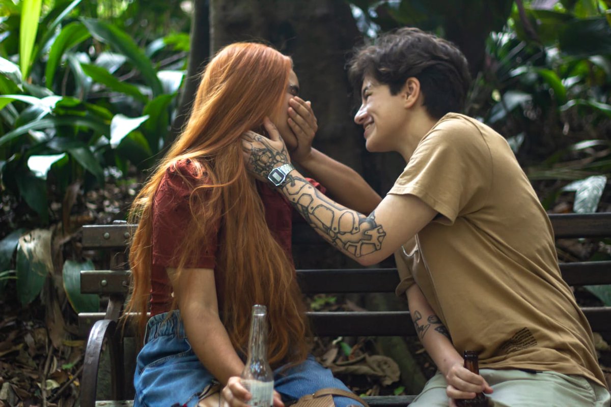 Crying_Forever_'s tweet photo. Sim gente, eu estava no parque lá da av. Paulista com minha crush quando um fotógrafo chegou do nada pedindo pra tirar uma foto nossa (ERA NOSSO PRIMEIRO ENCONTRO). Eu estava morrendo de vergonha e esse foi o resultado https://t.co/iP87vh4jRf