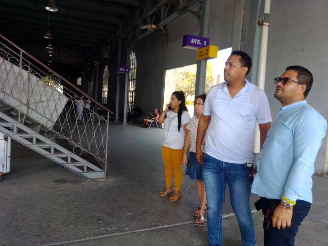 #AHORA Como parte de las acciones organizativas de la primera Feria de Desarrollo Local 2023 de #LaHabanaVieja, el intendente , <a href="/IntendenteHV/">Alexis Acosta Silva</a> y otras personas involucradas en la coordinación de esta actividad, recorren la Nave San José, lugar donde tendrá lugar la propuesta.