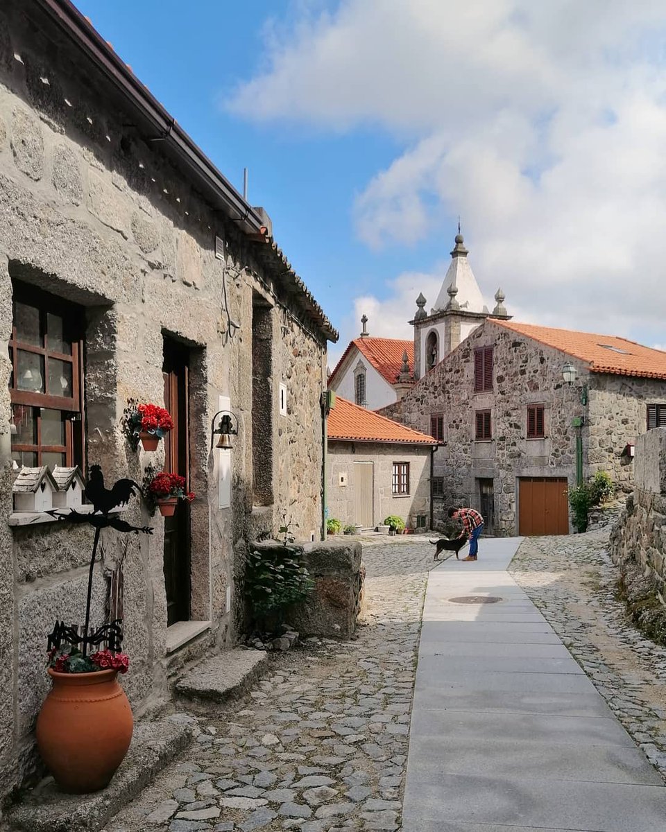 Sabia que a diversidade arquitetónica e artística da Aldeia de Linhares da Beira é fruto do legado de várias épocas?

Esta é uma das 12 Aldeias Históricas de Portugal, um destino em rede que guarda tantos encantos, surpresas e segredos.

📷 __vitorpires__
<a href="/AHistoricasPT/">AldeiasHistóricasPT</a>