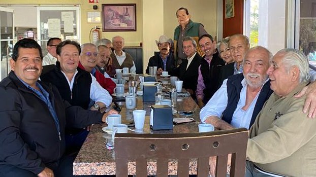 Celebrando un año más de vida de <a href="/nidiarascon/">nidia rascon</a> en la Mesa Plural con <a href="/JFelixholguin/">Chuy Felix Holguin</a>, <a href="/Armando_Alcala/">Armando Alcalá</a>, <a href="/JorgeAn61309948/">Jorge Antonio Valdez Villanueva</a>, <a href="/VzlaMiller/">Sostenes Vzla Miller</a> y más amigos.