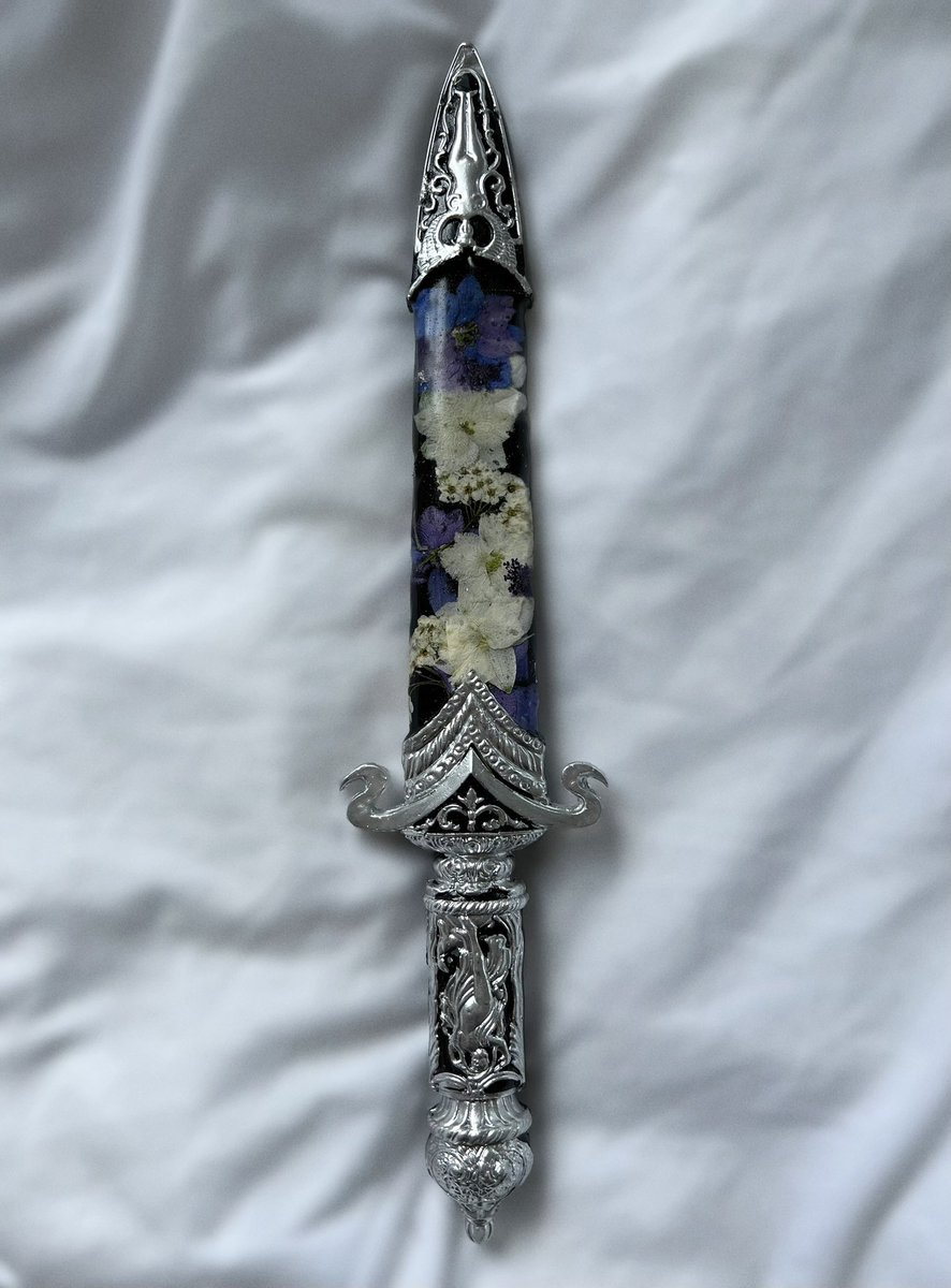 flosplaneta's tweet photo. larkspur &amp; baby's breath dagger 🗡️ https://t.co/WakwHjoD9z