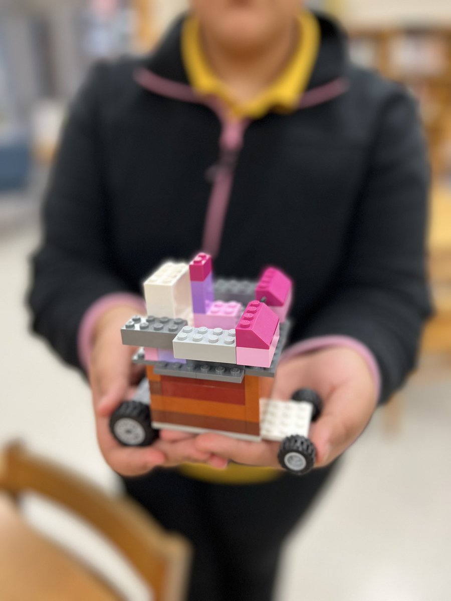 1Lib_specialist's tweet photo. #Makerspace = creative learning, interactive, skill-building & fun! @annvega #McAllenISDLib @TerriersTravis #TravisMSLib https://t.co/hjCPLEzHl2