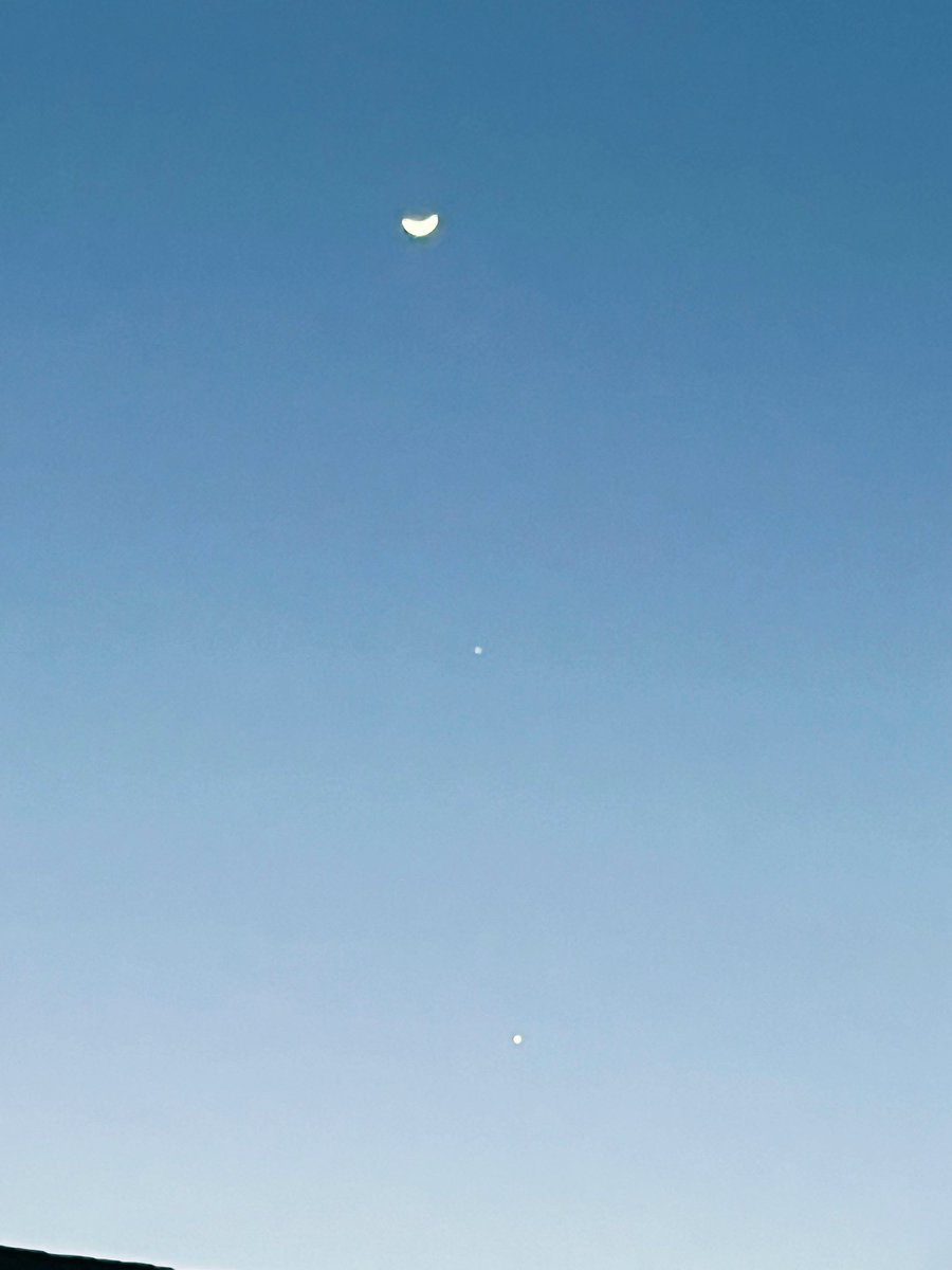BhanujMakkar's tweet photo. #moon #Jupiter #Venus (T2B) The unification of passion and wisdom #perfect #Trifecta + #ultra #earthshine 🌒 https://t.co/EVZAKC9pt2