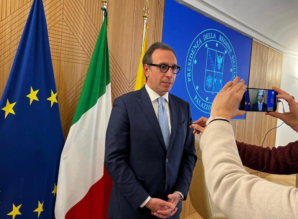 AlessandArico's tweet photo. Si è svolta oggi a Palazzo d'Orleans la prima riunione dell'Osservatorio regionale per il trasporto aereo voluto dal governatore @RenatoSchifani per monitorare il traffico aereo da e per la Sicilia e contrastare l'aumento esorbitante delle tariffe. https://t.co/LQbQ2YNfD5