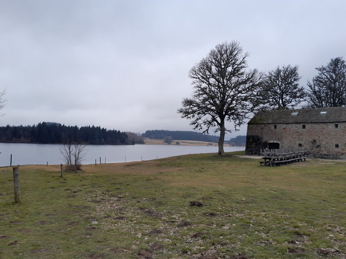 Journée d'étude de l'atelier Santé et Environnement <a href="/EVSUMR5600/">Environnement Ville Société</a> au Lac de Devesset : changement climatique, enjeux sanitaires, accès à  fraîcheur... merci aux collègues <a href="/Univ_St_Etienne/">Université Jean Monnet Saint-Étienne</a> <a href="/UJML/">Université Jean Moulin Lyon 3</a> pour leurs éclairages sur ce terrain passionnant !