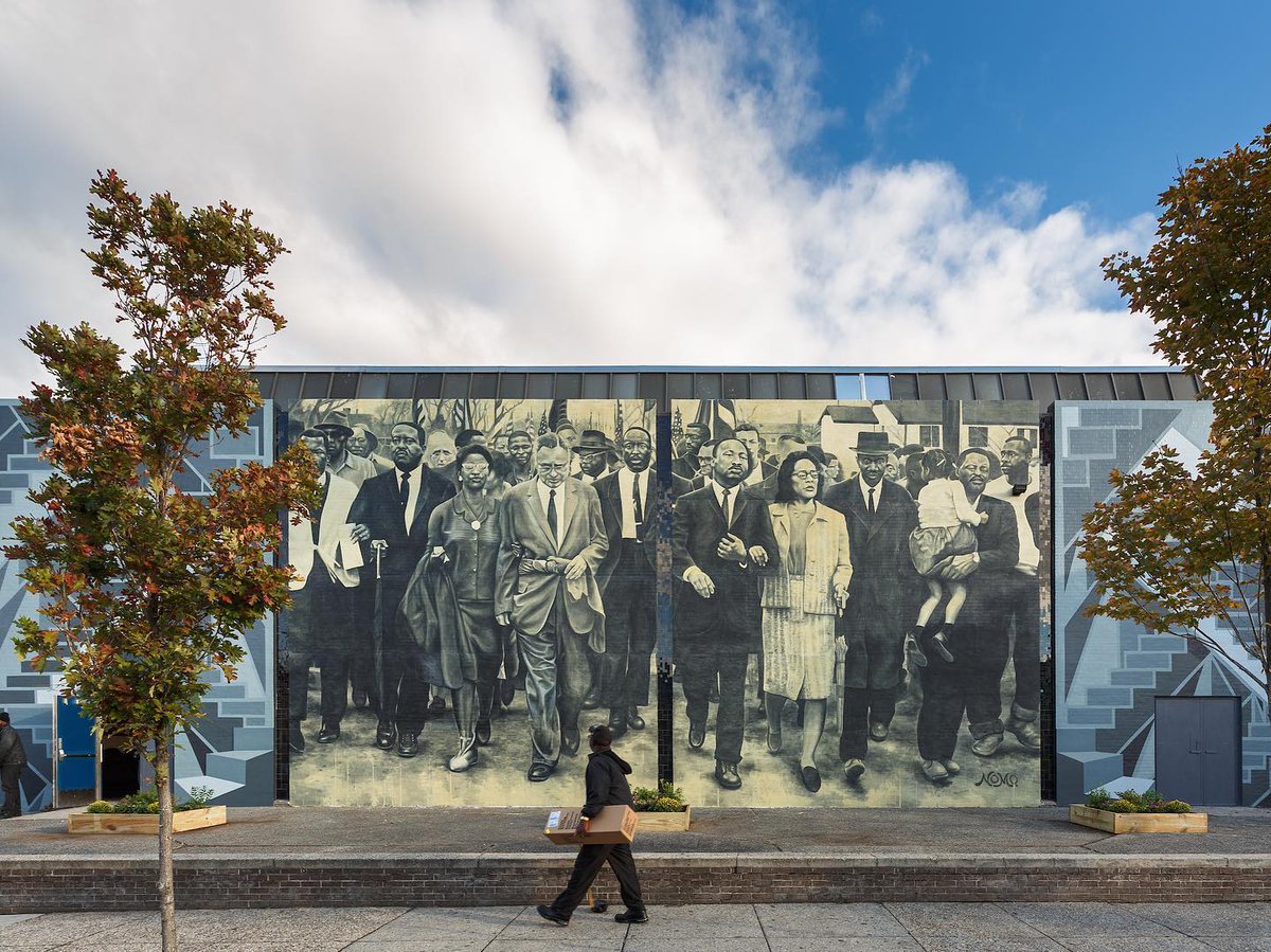 Explore Philly's Black History Murals on the Mural Arts Civic Heroes Trolley Tour! Book your tickets now to secure your spot!

#blkexcellence #blackmurals #tours #touringphilly #discoverphilly #artisticphilly #discoverphilly #visitphilly #publicartarchive #artInpublicplaces