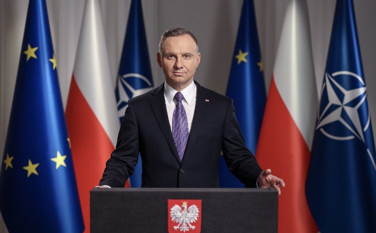 visegrad24's tweet photo. President Duda speaking to the nation on the anniversary of the invasion

“I was with Zelensky in Kyiv on the evening before the invasion. He told me ‘this could be the last time we see each other’

I told him, ‘you can count on Poland, we’ll see each other many times more’

🇵🇱🇺🇦 https://t.co/3kz8nqWx6M