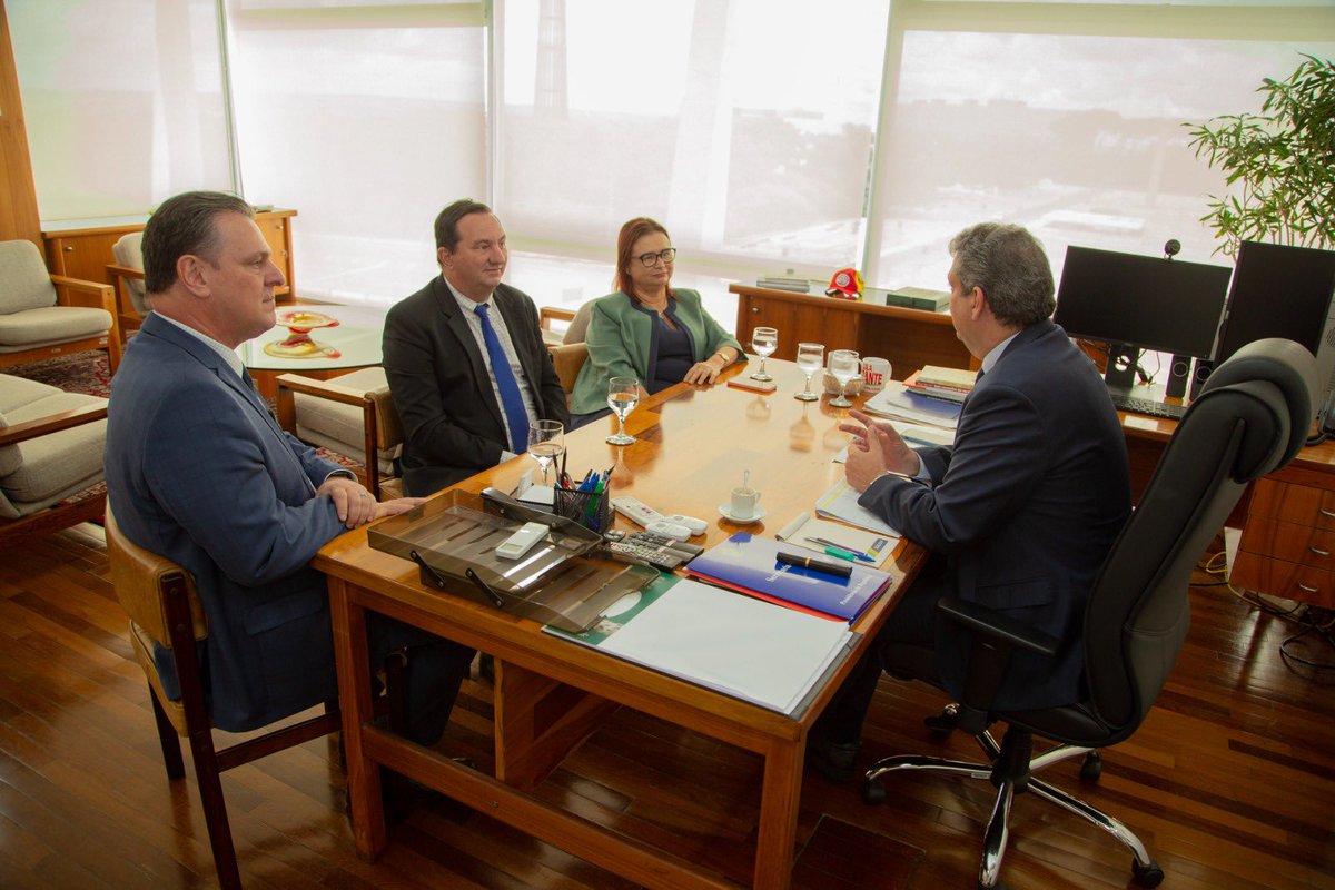 prof_rosaneide's tweet photo. Reunião com o ministro @MarcioMacedoP, o ministro @Carloshbfavaro  e o deputado @BarrancoValdir. Estamos dialogando sobre projetos que envolvem Mato Grosso e a agenda do presidente Lula no Estado. 

Vem coisa boa por aí! 😉✅ https://t.co/0QsmZyeybB
