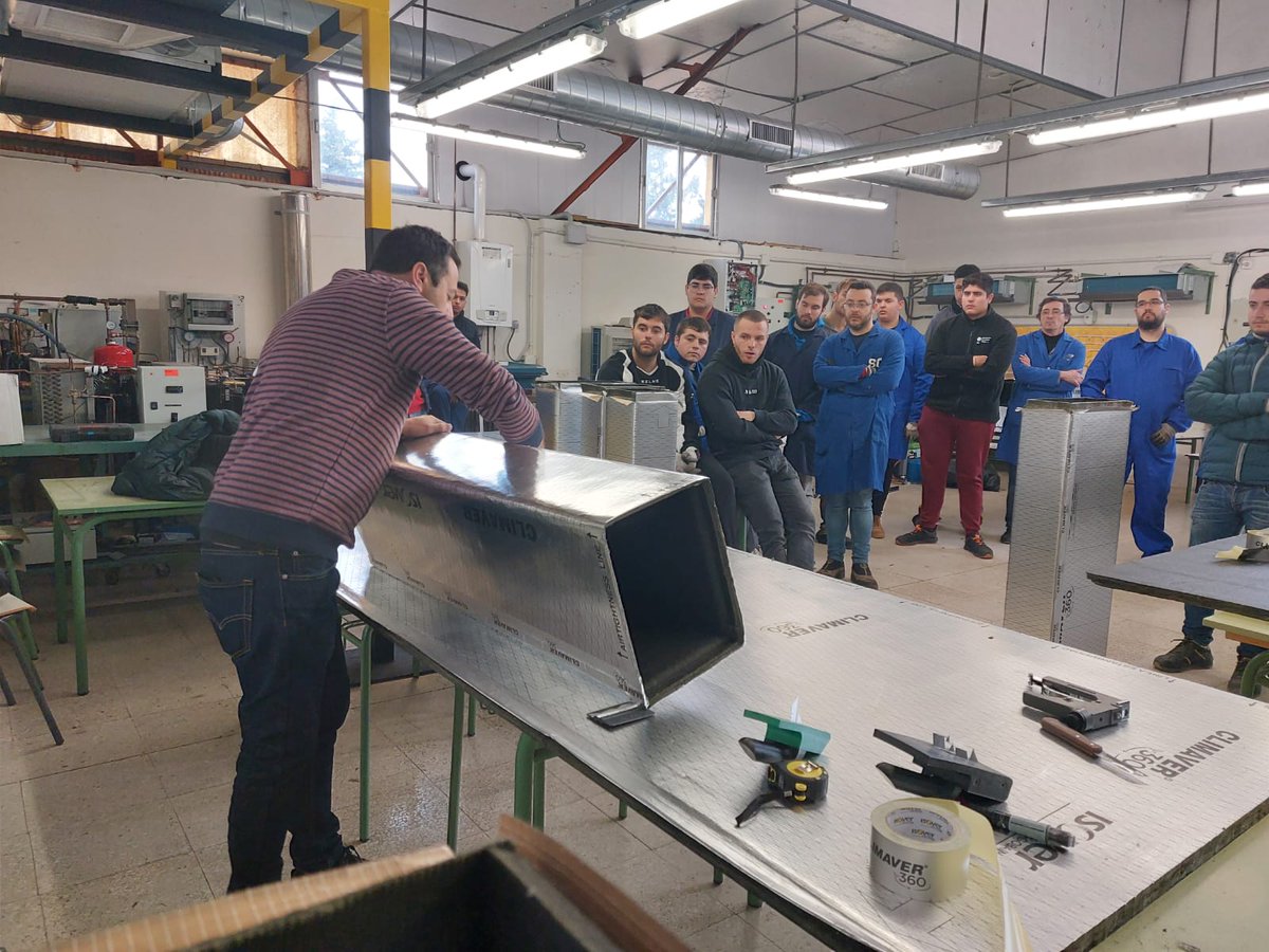fpiessierracarr's tweet photo. Ciclos: Grado Superior Mantenimiento + Eficiencia Energética y Grado Medio de Frío.
Formación: Fabricación de Conductos de Aire Acondicionado Climaver.
 
#TodoFP #ProfesionalesCualificados #FPProfesiónDeFuturo #Talento #fpllegarasalto #HVAC #Climatización #Climaver https://t.co/vOcCr8j40f