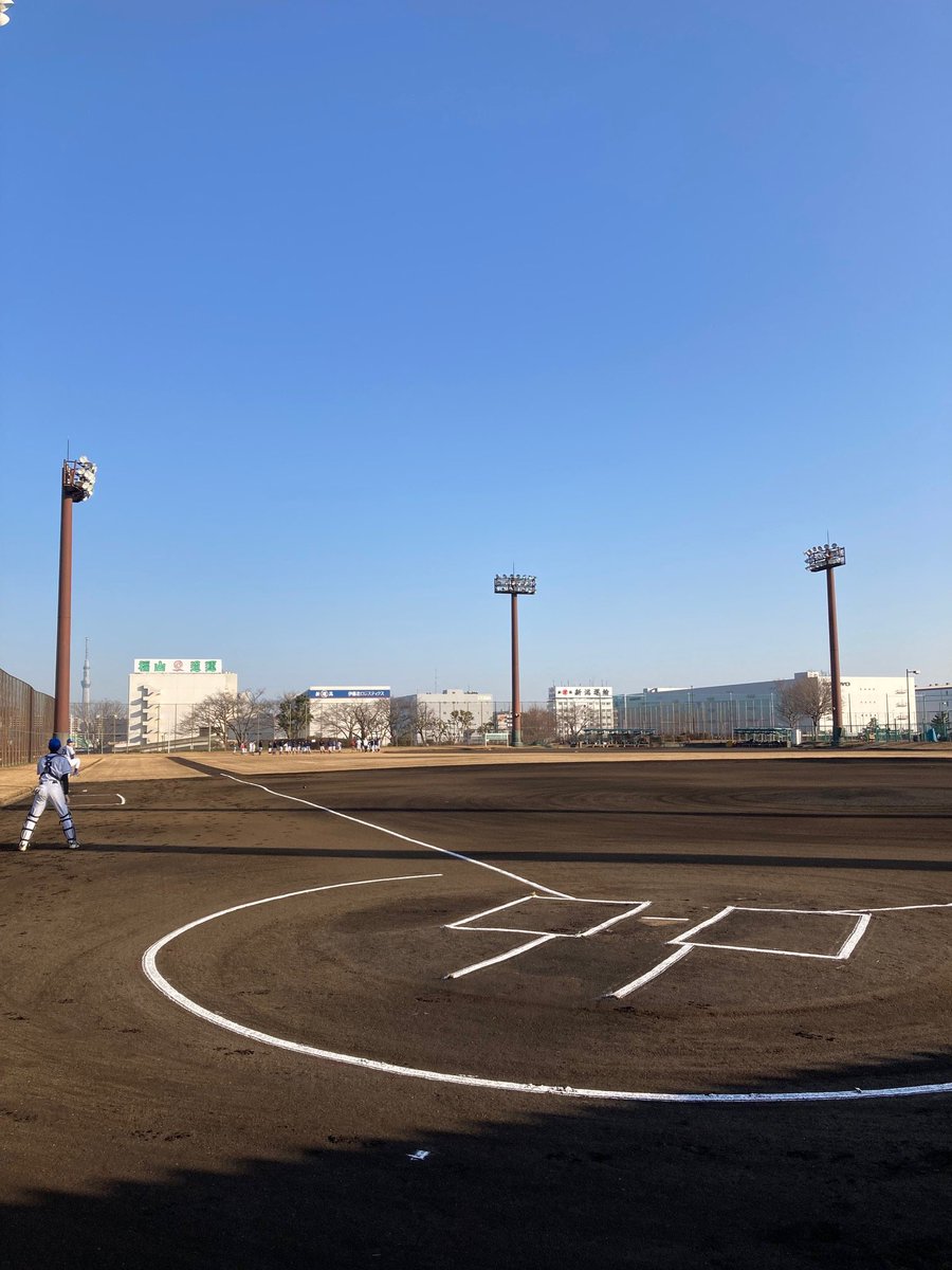 【#球場now】#夢の島公園野球場 の住所は江東区夢の島一丁目一番地一号の「1」並び。大人野球場8面、少年野球場4面で休日はいつも満杯で賑わっています。写真の8面からレフト側を見ると スカイツリーが遠くに見えます。週末は どの面も当協会の審判員でいっぱいです。見かけたらお声かけください(#45)