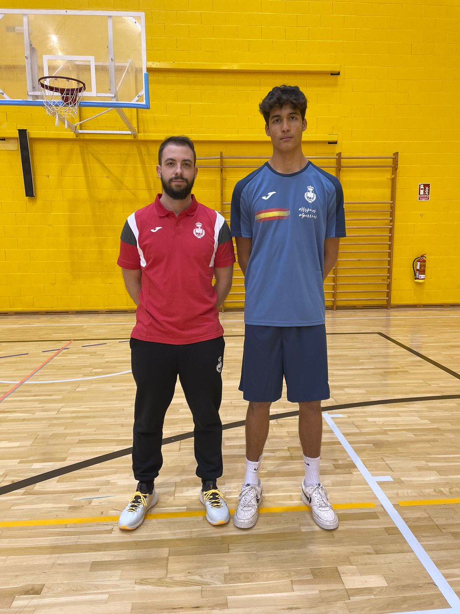 BM_Roquetas's tweet image. Muy contentos de tener a dos de nuestros jugadores roqueteros, Sergio Sánchez @SSLfull, como preparador físico y William Thompson en las Jornadas de Tecnificación de la RFEBM que se están llevando a cabo en el C.A.R. de Sierra Nevada hasta el próximo domingo. #OrgulloRojillo