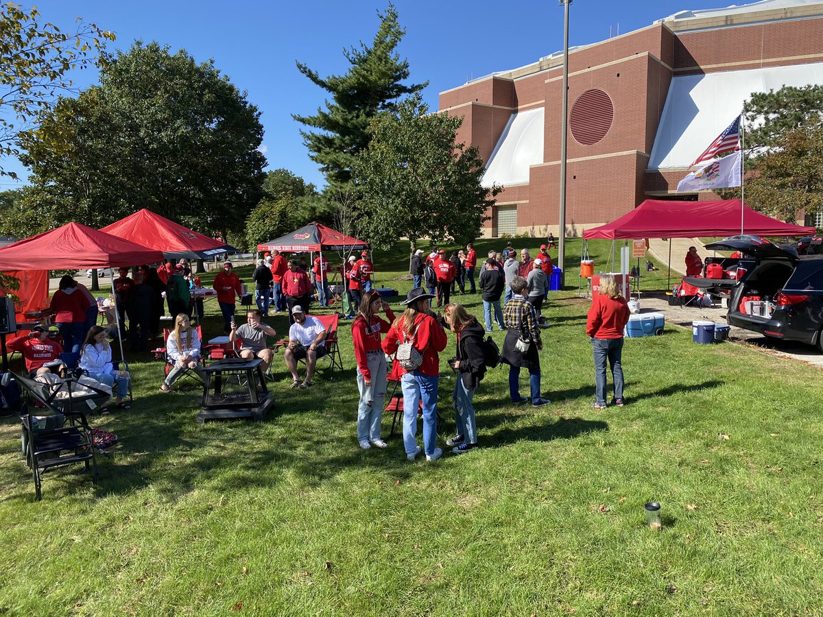 OzarkKent's tweet photo. #Cindygate is a group of diverse @RedbirdFB fans dedicated to tailgating for all home and even select away games. The easy win is retweeting the Weisbecker Athletic Fund post. A bigger win is to give back to the great university that brought us together. https://t.co/pqJSvd7aik https://t.co/a2lSUlyEsp