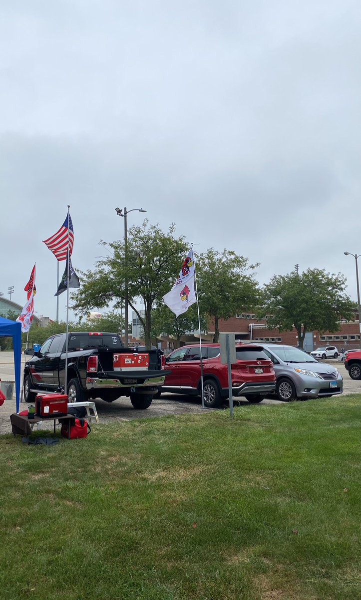 OzarkKent's tweet photo. #Cindygate is a group of diverse @RedbirdFB fans dedicated to tailgating for all home and even select away games. The easy win is retweeting the Weisbecker Athletic Fund post. A bigger win is to give back to the great university that brought us together. https://t.co/pqJSvd7aik https://t.co/a2lSUlyEsp