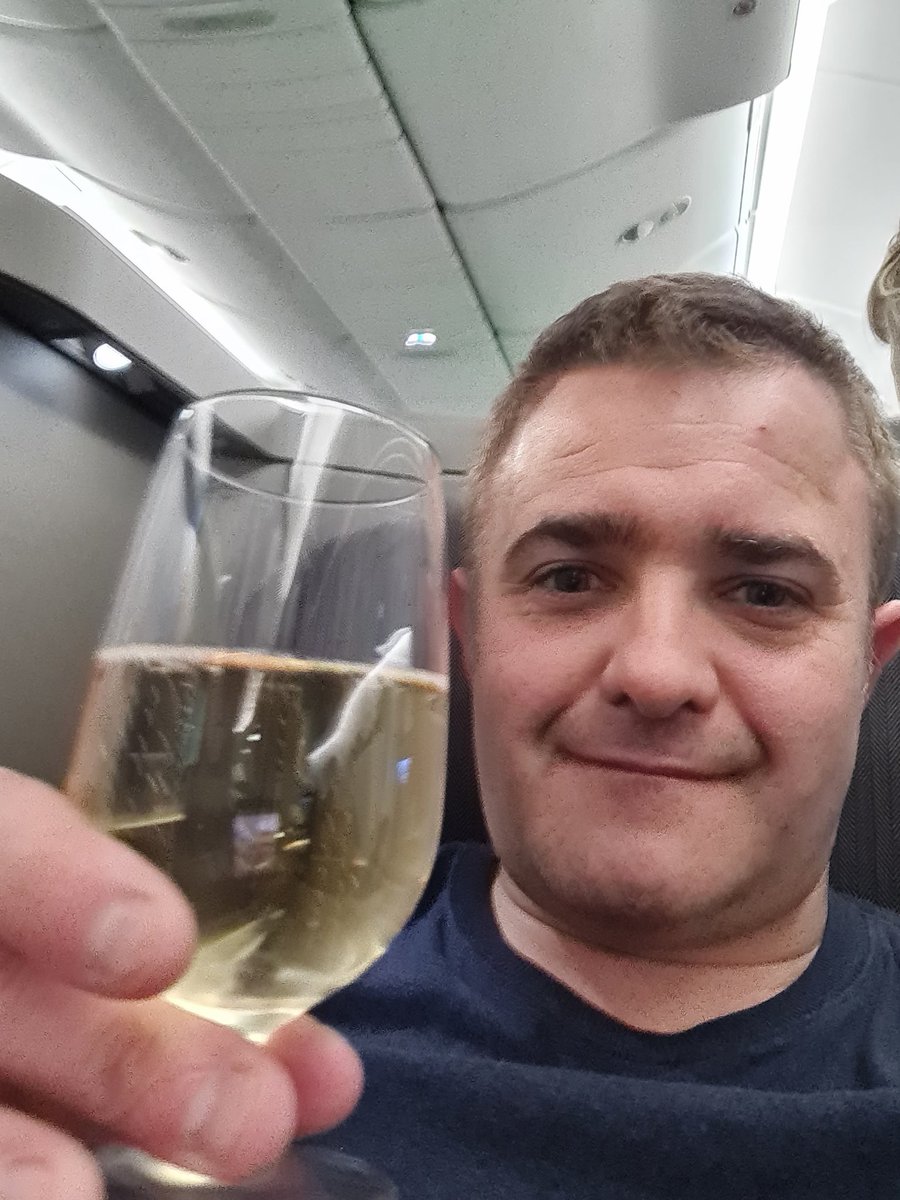 DuncanRMartin's tweet photo. Thanks for the upgrade! 🇨🇦✈️🇬🇧 Cheers! @British_Airways #BA94 #YUL #LHR https://t.co/E9toaJQUa2
