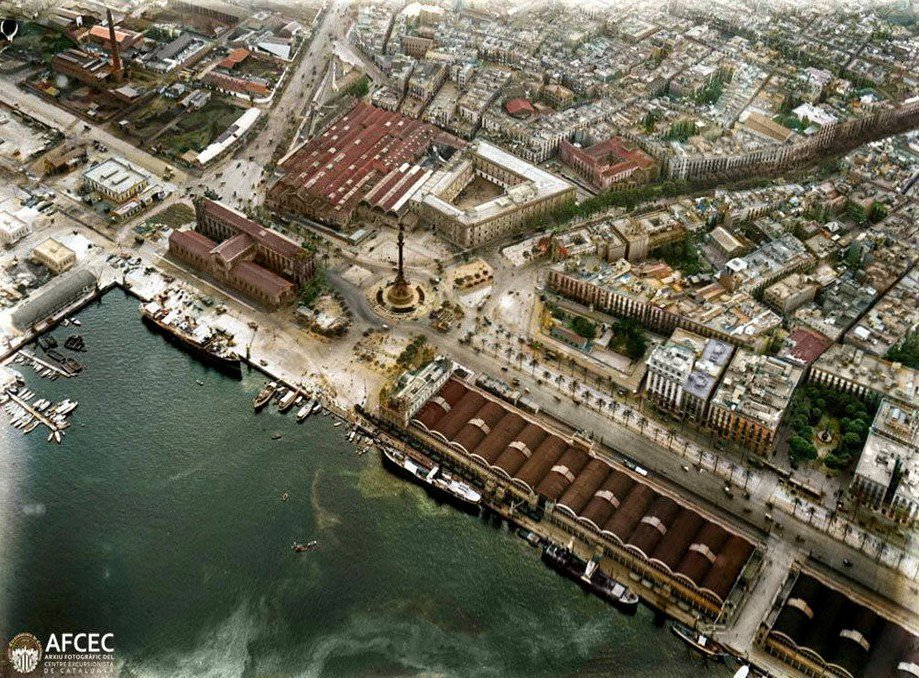CatalunyaColor's tweet photo. Imatge aèria del Port de Barcelona el 1920, des de l'avió Savoia S9, en el primer vol comercial entre Barcelona i Palma. 
📸Josep Maria Co i de Triola
https://t.co/Cg8aXz1GEV https://t.co/t6wHa79hoH
