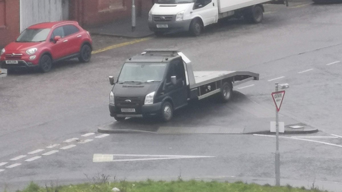 Popppppy's tweet photo. @PastGlasgow This guy's been doing this for years. Sight lines? Who needs them? https://t.co/mDnnq0MLLP