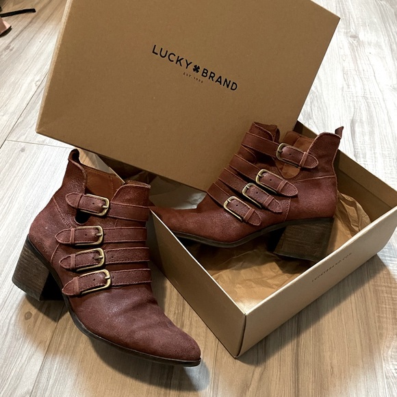 ChandaRoach3's tweet photo. So good I had to share! Check out all the items I'm loving on @Poshmarkapp #poshmark #fashion #style #shopmycloset #luckybrand #pierredumas: https://t.co/rPr3wIyZgC https://t.co/JWB4jdguSo