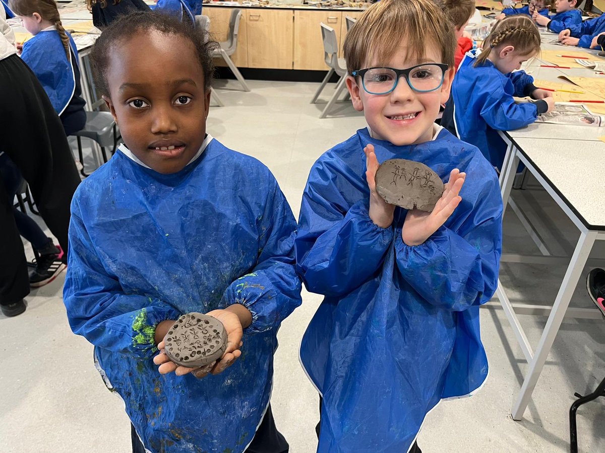 Calderwood_Pri's tweet photo. Our P3 clans took part in an art workshop today with an artist. The pupils had to design new artwork to be located at the Calderwood Cafe. The pupils used clay to make a sculpture that represents our community 🖼 🎨 #creativecalderwood https://t.co/1Lzp1VxHKd
