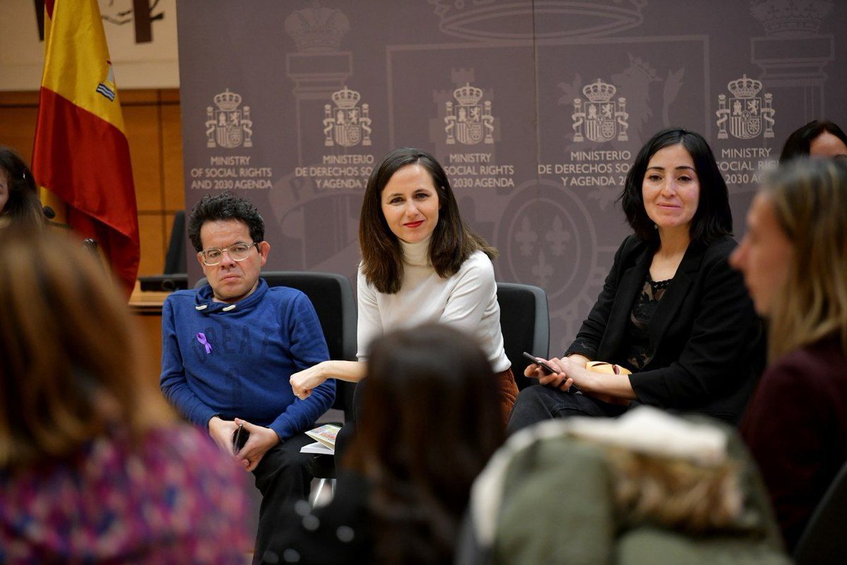 ionebelarra's tweet photo. Hoy he podido conversar con niñas y mujeres con discapacidad que están siendo el motor de la reforma del artículo 49 de la Constitución para eliminar el término disminuido.

Esta modificación tiene que blindar y proteger sus derechos para que sus cuerpos y vidas estén a salvo. https://t.co/8o6XN9HhcW