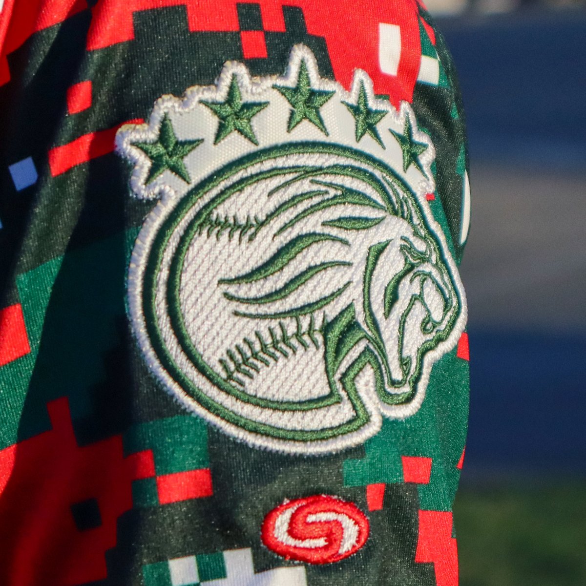 LEONES PRESENTA SU NUEVO JERSEY 2023👑😱
Por <a href="/deporteselsiglo/">Deportes El Siglo</a> 

Los campeones lanzan la increíble Jersey Pixel edición “Bandera Yucateca” ¡Disponible ya en Leoneshop!🔴🟢

👉📝 bit.ly/3ZcBQV2

#VíveloComoCampeón⭐️