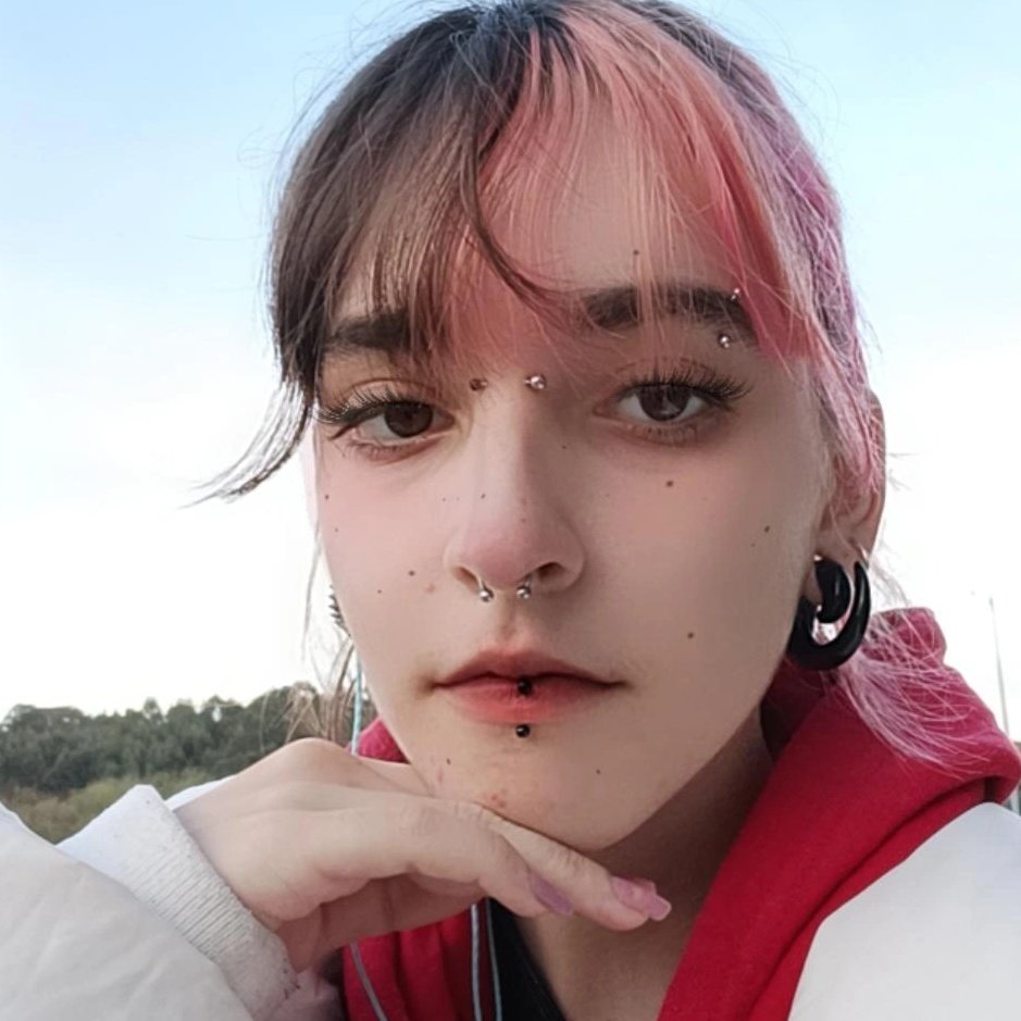 just did my septum and my eyebrow piercing today<3