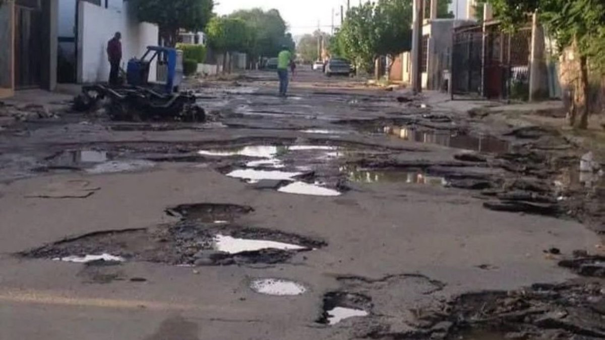 Hermosillo debe ser declarado ZONA DE DESASTRE NATURAL y <a href="/tonoastiazaran/">Antonio Astiazarán</a> debe gestionar recursos extraordinarios para comenzar con la reconstrucción d las calles de la ciudad, es claro q la situación ha rebasado a todo el aparato municipal. ¿Que necesitan para despertar y actuar?
