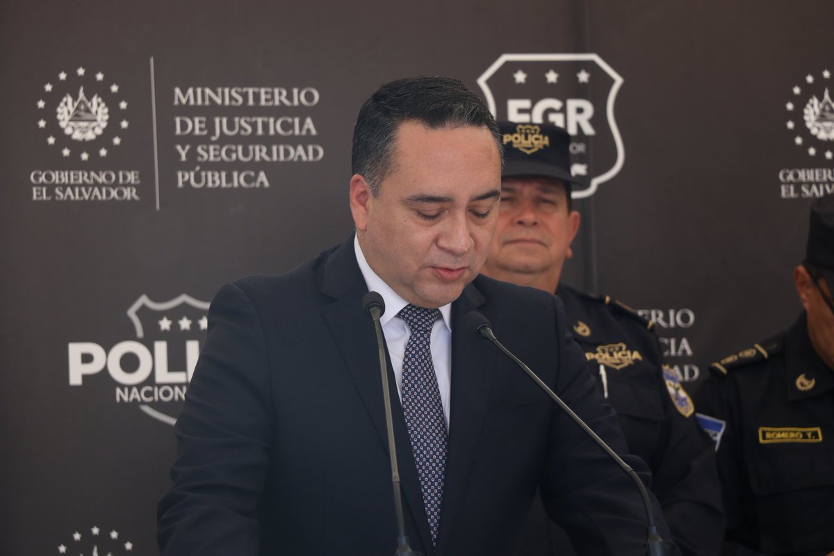 FGR_SV's tweet photo. #ConferenciaDePrensa I "Lo importante de esta operación es que sabemos que estamos atacando a las estructuras del narcotráfico y estamos quitándole la subsistencia a los grupos pandilleriles", @FiscalGeneralSV. https://t.co/80OZHj07pm