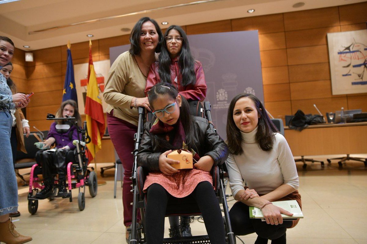 ionebelarra's tweet photo. Hoy he podido conversar con niñas y mujeres con discapacidad que están siendo el motor de la reforma del artículo 49 de la Constitución para eliminar el término disminuido.

Esta modificación tiene que blindar y proteger sus derechos para que sus cuerpos y vidas estén a salvo. https://t.co/8o6XN9HhcW