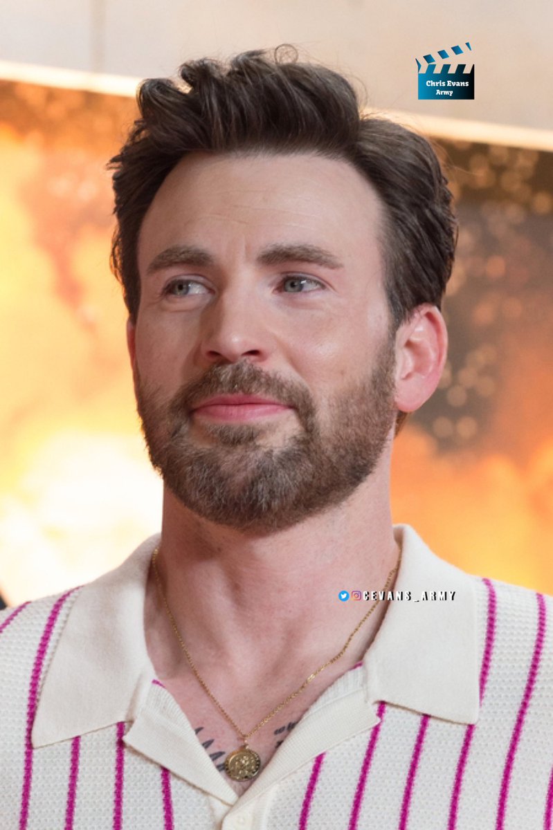Cevans_Army's tweet photo. ⭐️ Chris durante a Première de “The Gray Man” em Londres.
Chris at “The Gray Man” Premiere in London.
#chrisevans #thegrayman #lloydhansen #trashstache https://t.co/u8Dc7KSHWI