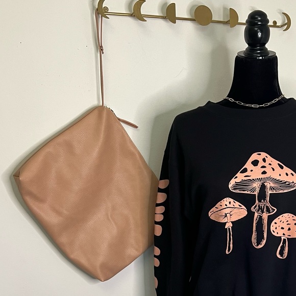 cclassyamaone's tweet photo. So good I had to share! Check out all the items I'm loving on @Poshmarkapp #poshmark #fashion #style #shopmycloset #coach #thelimited #madisonwest: https://t.co/0K8tDCp8h7 https://t.co/E5uIAMI1EM