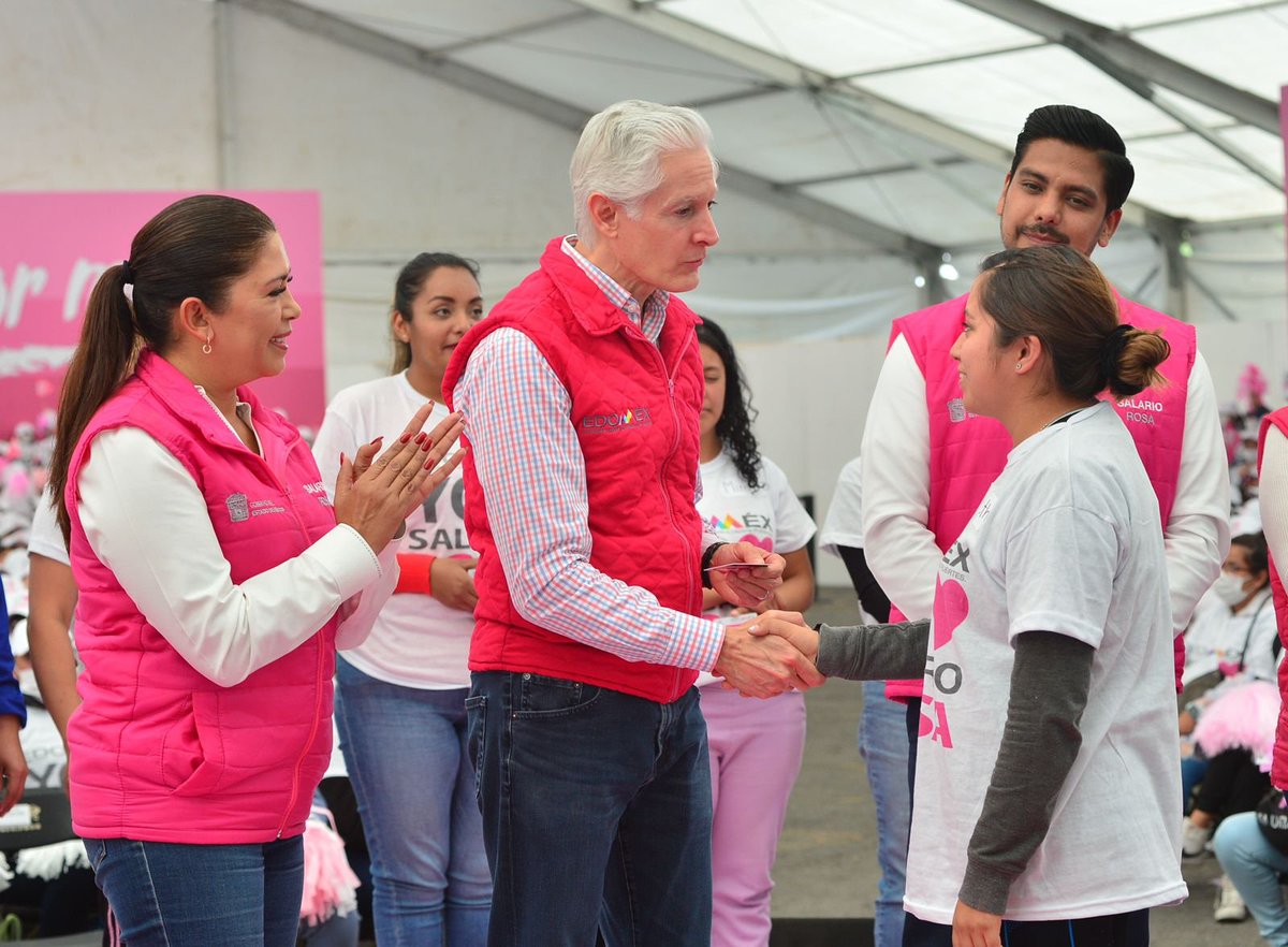 Bren_Alvarado's tweet photo. Acompañé al Gobernador @alfredodelmazo en la entrega del Salario Rosa en Nezahualcóyotl, programa que reconoce el trabajo de miles de mujeres mexiquenses y les ofrece la oportunidad de seguir creciendo para sacar adelante a sus familias. https://t.co/UE04SKagCH