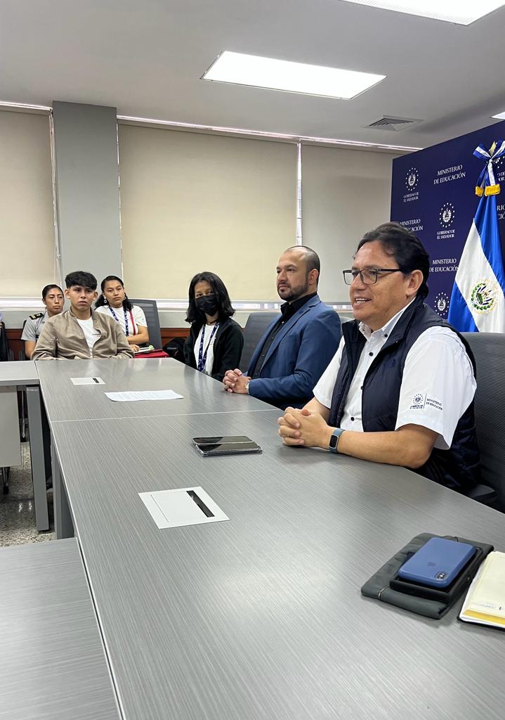 Christ_Aparicio's tweet photo. Iniciamos jornada; Conversaciones Significativas, para fortalecer y promover la Educación Superior, con nuestro Ministro de @EducacionSV @JMauricioPineda, voluntarios de campaña #SumateALaU, estudiantes  de distintas #IES y Consejo Nacional Estudiantil (educación media). https://t.co/x8fnexi8dr