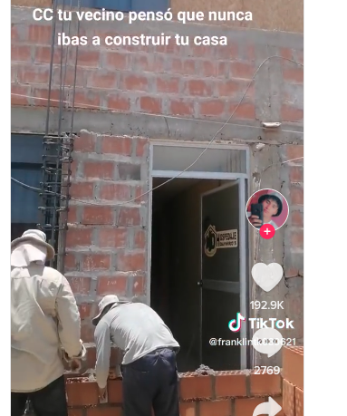 LaZ971FM's tweet photo. #Viral 🔴⚪️|| Albañiles ‘encierran’ al vecino; bloquean ventanas y puerta con tabiques https://t.co/cUK5Yh82fX https://t.co/aD4rdrrpJ1