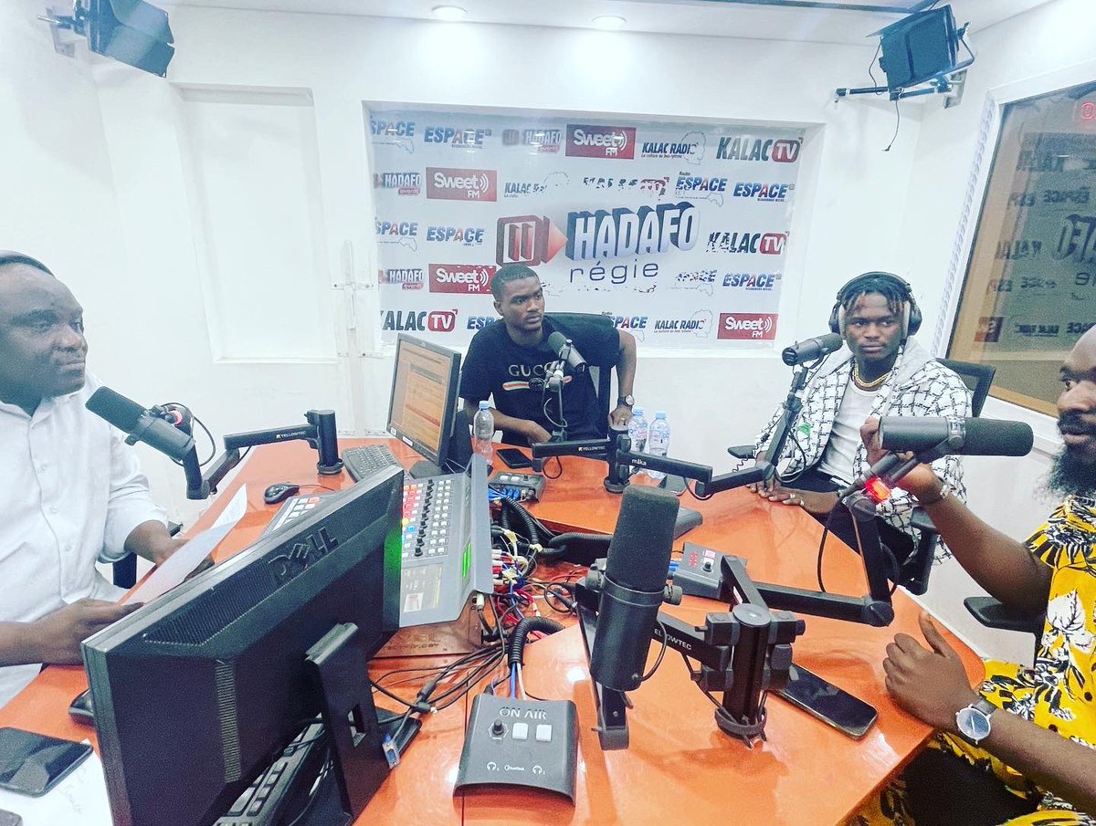 LamineGuirassy's tweet photo. Il est mon invité ce soir dans Espace and Friand. @koury_simple découverte exceptionnelle avec des une maturité incroyable. Dès 20h on se capte sur Radio Espace GUINEE 99.7 à Conakry sur les applications et en régions. Bonne écoute à tous https://t.co/gvNtwRwxfL