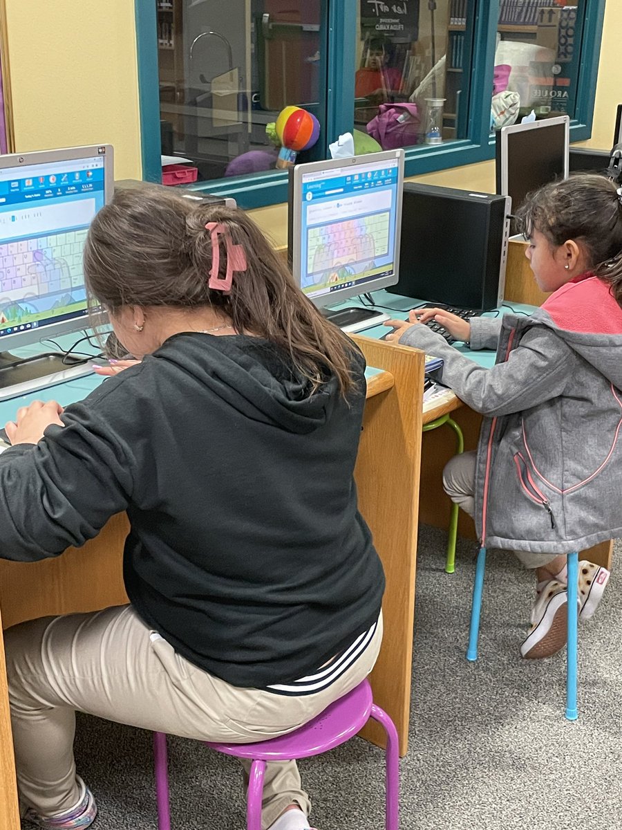 Getting their last few chances to participate in the Keyboarding contest #HISD_DigLitStrong @HISD_Inst_tech