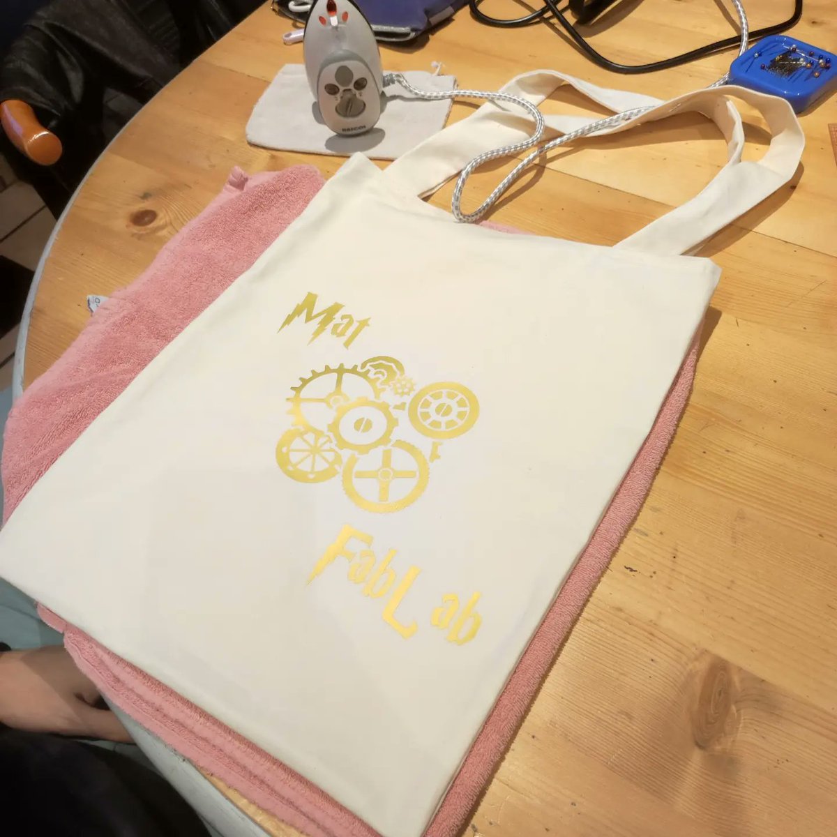 matpha65's tweet image. Après-midi fabrication de tote bag en compagnie d&apos;une super amie et collègue. Merci @Mag18049315 pour le cours de couture #fablabalecole #ddec65 #ensembleonavance