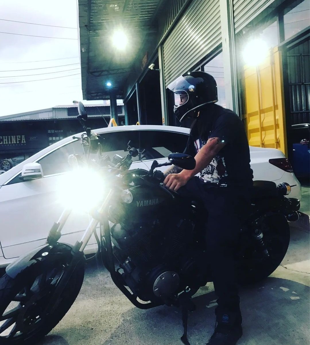 chris_tattoo's tweet image. 喜歡騎車，但又沒什麼時間騎車，就算騎了也只是孤單一人……
#重機 #機車 #騎車 #兜風 #追風 #bolt950 #嬉皮 #黑化 #我又晚睡了 #總是睡不著