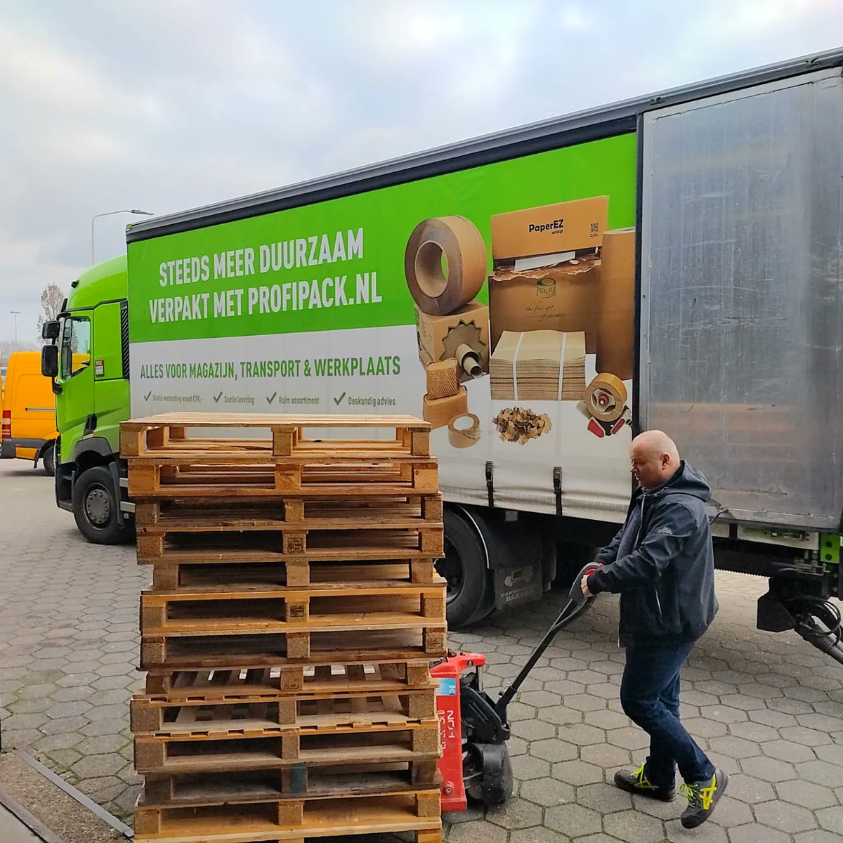 Pallets ✅ Nu nog wikkelfolie en een pompwagen en we kunnen los met het inpakken van de Tenten voor Turkije. Help! 

#Turkije #turkey #Syrie #Syria #tent #Tenten #aardbeving #earthquake #Giro555 #kampeertent #camping #kamperen #tenten #tentenvoorturkije #bredabrengthetsamen #dtv