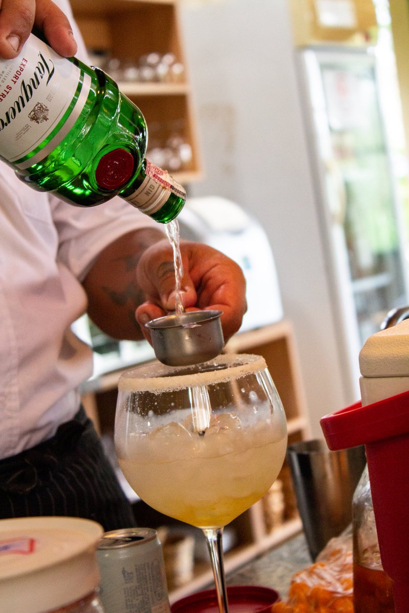 alfax2nd2's tweet photo. New Tanqueray gin commercial? 

#gin #photo #photography #tanqueray #drink https://t.co/yuh3iDy1tG
