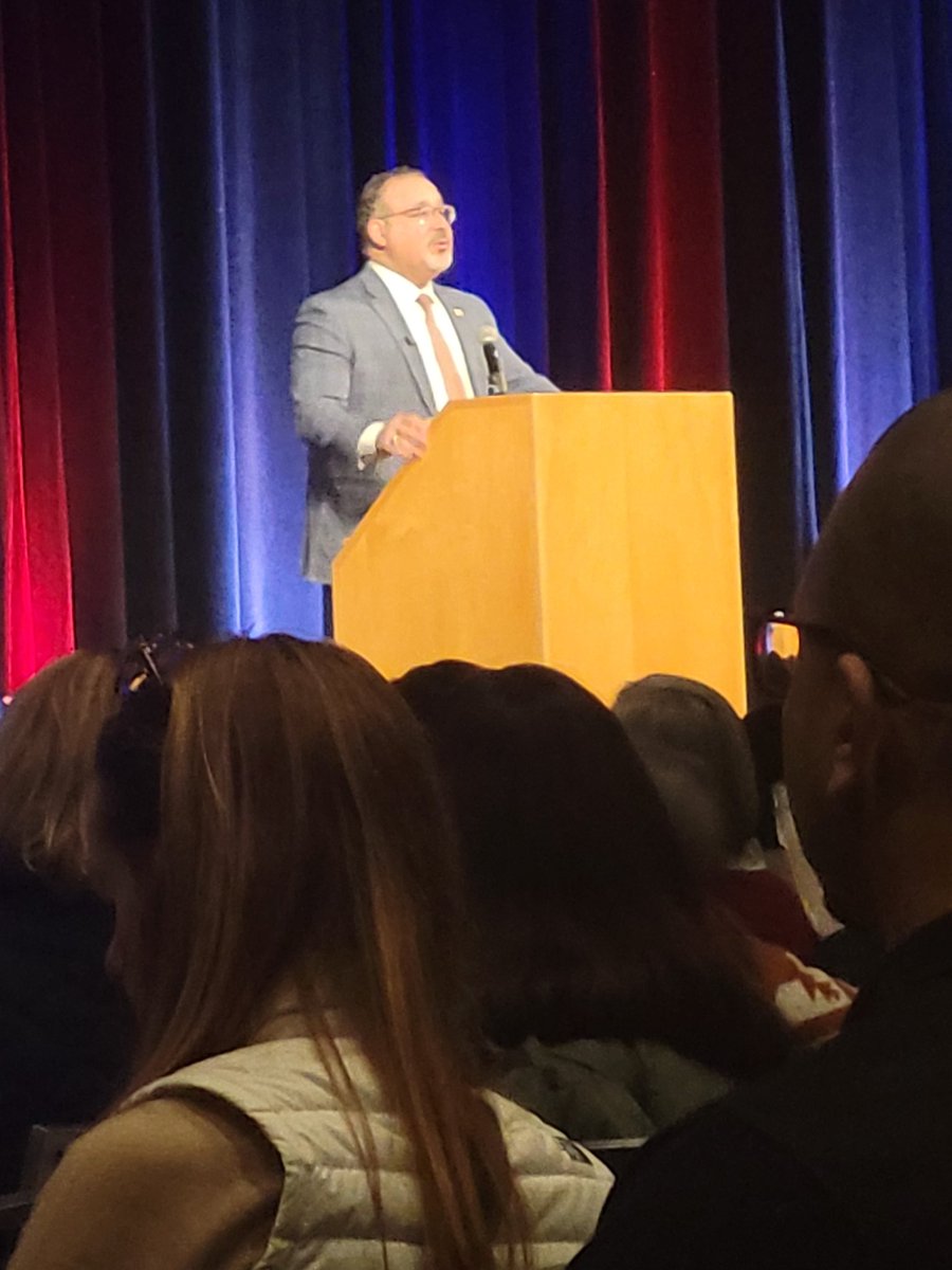 LougeeSenor's tweet photo. Thank you @SecCardona for being presente en Portland to support bilingual education! #NABE #nabe2023 https://t.co/9Sor08CZiG