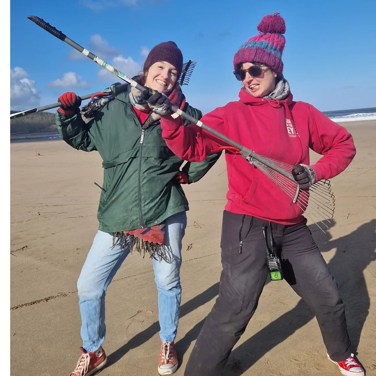 sandinyoureye's tweet photo. Did you know rakes can be used for all sorts of things?
An air guitar is just one of the many interesting ways we use rakes at Sand In Your Eye πΈ
#airguitar #workdayout #funonthebeach #thisiswork #sanddrawing #myworkcolleguesarebetterthanyours #rockingout https://t.co/OO5qbBS13r