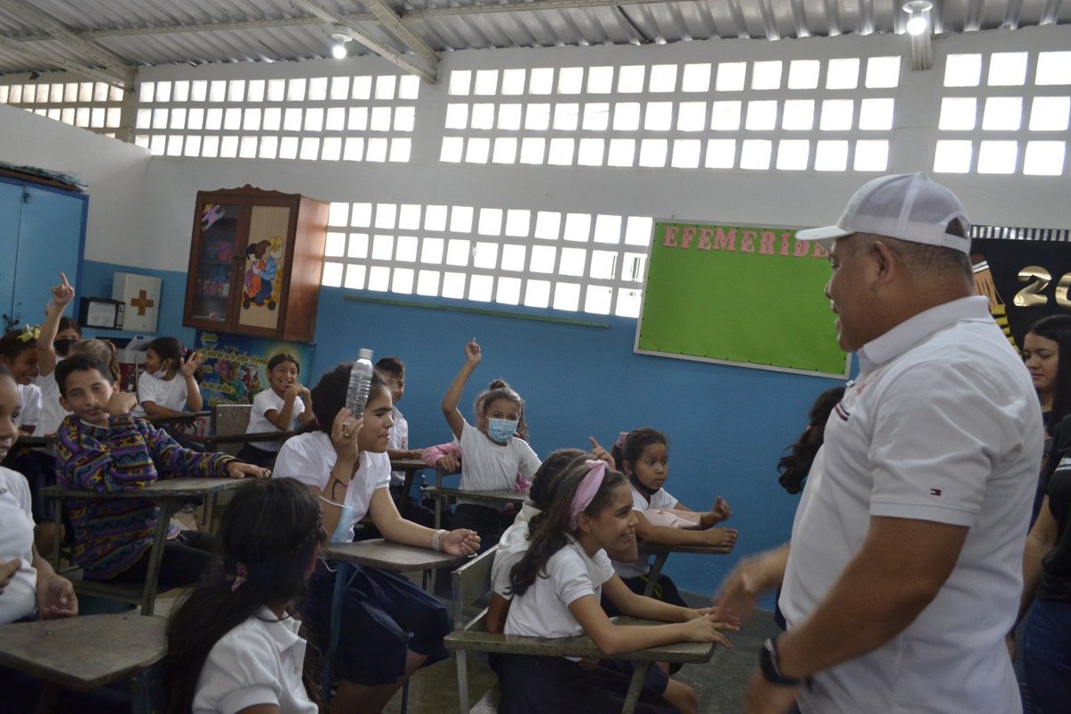 #23Feb El Gob <a href="/AdolfoP_Oficial/">Adolfo Pereira Gobernador</a> en compañía del Secretario de <a href="/Educacionlara/">Educación Lara</a>, la presidenta de  <a href="/Fundaescolar_/">FUNDAESCOLAR</a>, el Dir. de la @ZELara2019 y el poder popular organizado realizaron la entrega de la U.E.E. Nuestra Señora de Coromoto en el sector San Benito totalmente rehabilitada.