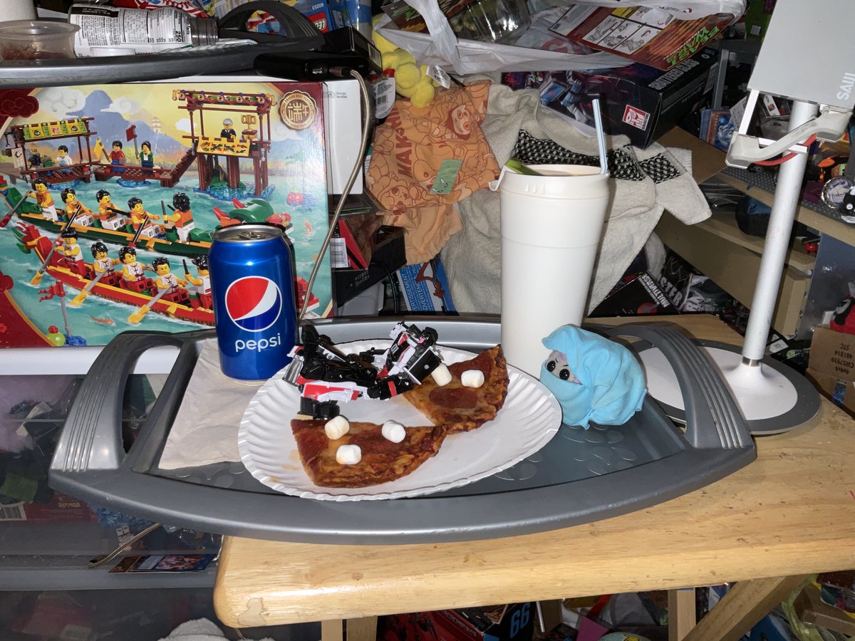 Transfan2's tweet photo. @JesseWittenrich @NightShiningPR @BotCon
Puggle IDW Galvy: Seeing #Crasher/#Fracture From #TransformersLegacy/#Transformers #Legacy Taking A Nap By 2 #GlutenFree #PepperoniPizza #Slices From #DominosPizza On This Thurs.02/22/2023 Day! #GalvyTFs #Pizza #GalvyTFsPizza #Velocitron 1 https://t.co/HXPEQkepVs