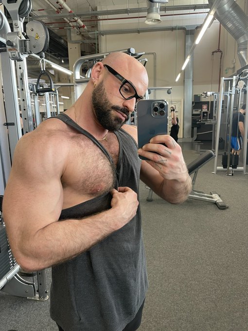 Chest day https://t.co/v3loREmmE8