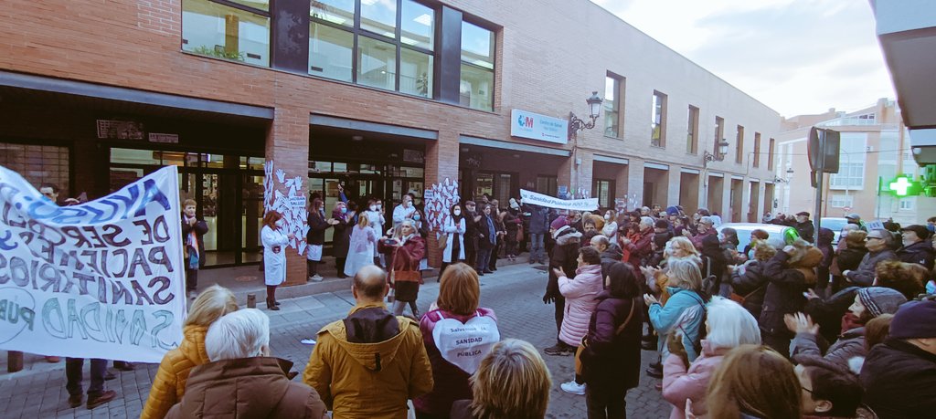 JDonaireH's tweet photo. 📣 Concentración de los vecin@s de #Hortaleza en📍Centro de Salud Mar Báltico por la defensa de la #SanidadPublica y en apoyo a la jornada de huelga de #AtenciónPrimaria 🏥

@coordihortalez1 
@EncierroSanidad
@EMManoteras 
@psoe_m 
@PSOE_Hortaleza 
@PSOEMadridAyto 
@PSOEMCiudad https://t.co/mePkcUbuT8