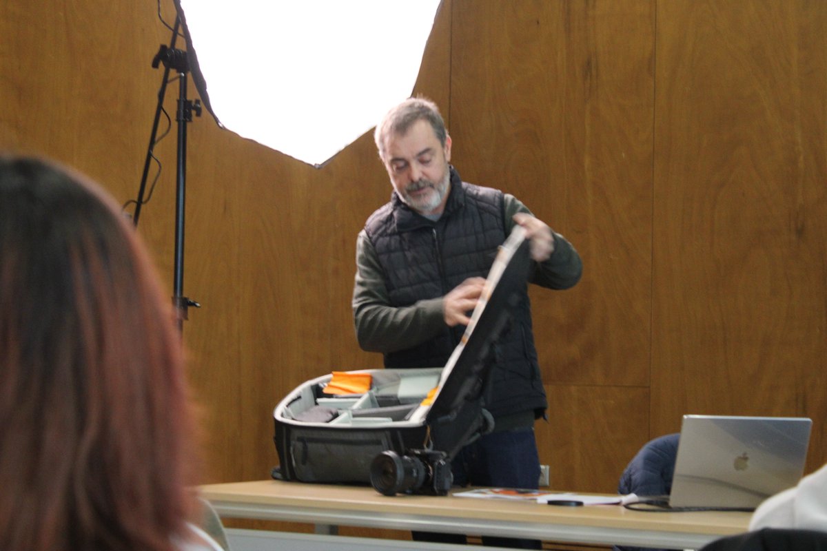🎥 Taller de grabación de vídeo súper interesante impartido por Pablo Nieto, un experto con grandes dotes para explicar los contenidos eficazmente. #eMotionDGMakers #camera #movies #scene #learning 
<a href="/IesAlcantara/">IES Alcántara</a> <a href="/FIntegraDigital/">Fundación Integra Digital</a> <a href="/DgMakers/">DGMakers</a>